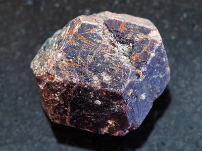 德拉维特岩石结晶的高清图片