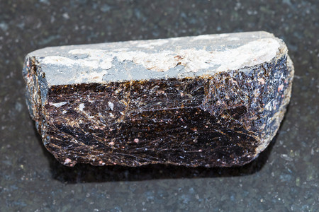 天然矿物岩石标本的宏观拍摄我国深色花岗岩背景下的德拉维特电气石宝石晶体背景图片