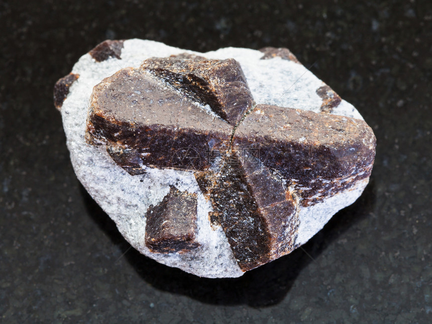 俄罗斯科拉半岛西凯维基威的深花岗岩背景米卡页中天然矿物石标本的原始陶晶图片