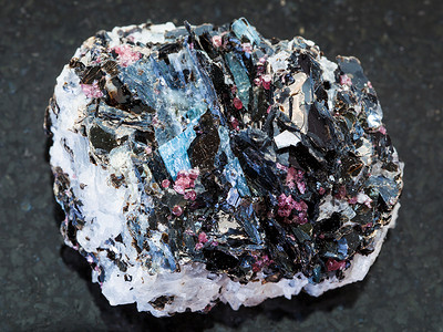 蓝晶石自然矿物岩石标本的大型俄罗斯卡雷利亚上普隆斯科耶湖赫特岛深花岗岩底暗上带生物石基扬木质晶体的粗金尼斯石背景