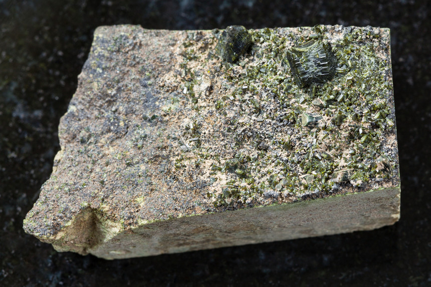 俄罗斯伊尔库茨克地区深花岗岩底石上的Epidote岩石上的粗糙晶体图片