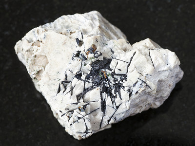 钛铁矿结构黑暗的高清图片