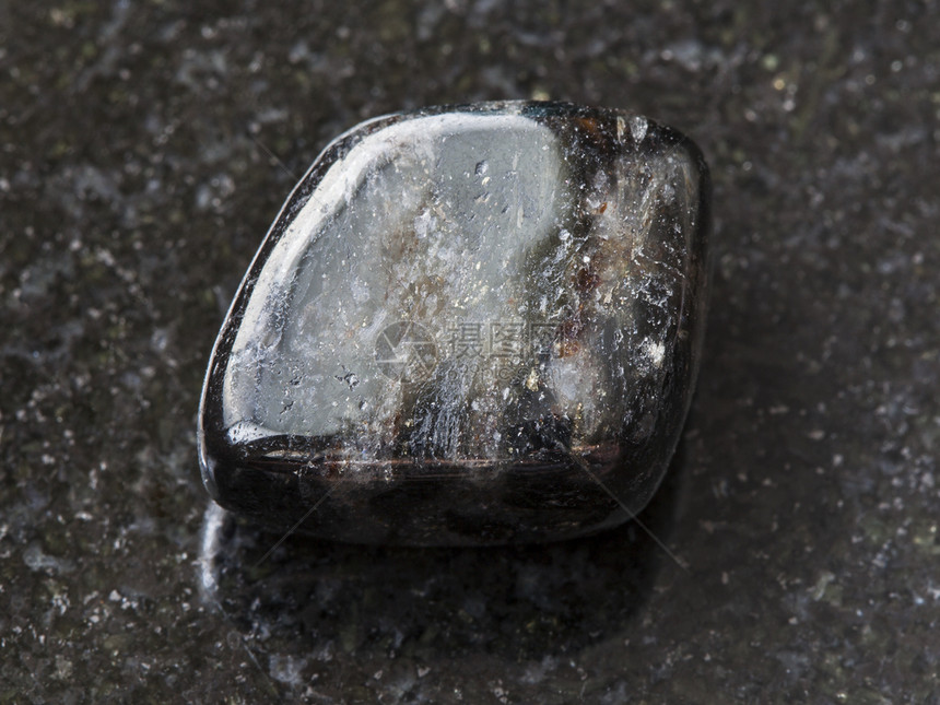 自然矿物岩石标本的大型奥地利蒂罗尔的深花岗岩底暗的无硫闪石图片