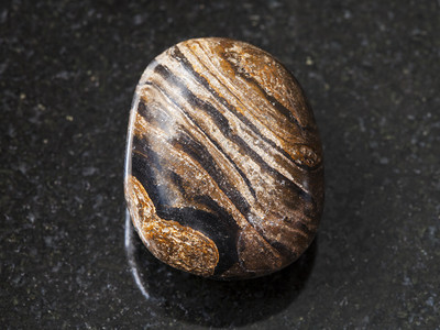 自然矿物岩石标本的大型秘鲁深花岗岩底层的滚石宝图片