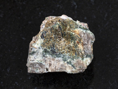 科拉克斯来自俄罗斯科拉半岛基比尼山脉尤克斯波尔的天然矿物岩石样品的宏观拍摄黑色花岗岩背景上的原始德拉伊埃利特石背景