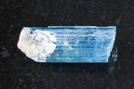 天然矿物岩石标本的宏观拍摄来自俄罗斯外贝加尔ZabaykalyeSherlovayaGora矿深色花岗岩背景上的海蓝宝石蓝绿柱石背景图片