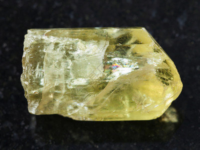 天然矿物岩石标本墨西哥深花岗岩底的黄亚帕宝石结晶图片