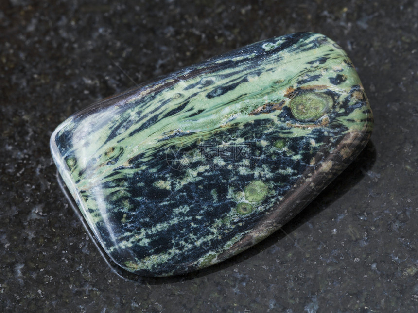 天然矿物岩石标本的大型马达加斯深花岗岩底暗的兰宝石图片