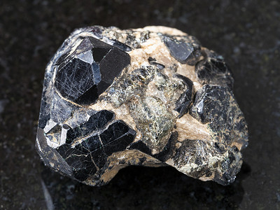俄罗斯雅库提亚市BolshoyGon矿的深花岗岩底黑晶上Spinel宝石的原始黑晶俄罗斯雅库提亚背景图片