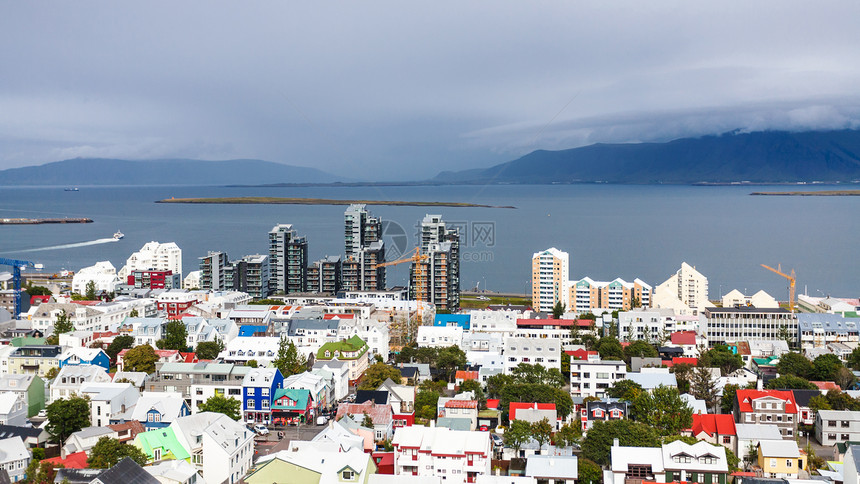 秋天从Hallgrimskirkja教堂从港口和大西洋海岸空中观察雷克雅未市图片