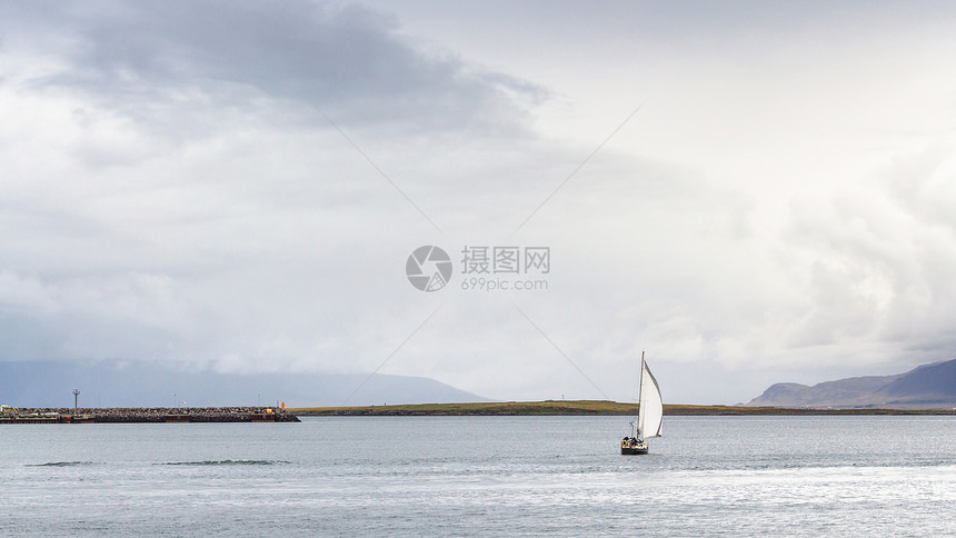 前往冰岛从Reykjavik市September的彩形雕塑和海岸漫步到大西洋的帆船图片