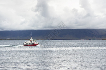 september前往冰岛从Reykjavik市September的编造和海岸漫步中看到大西洋的船背景