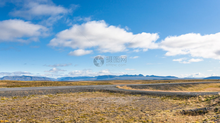 前往冰岛阳光明媚的清晨冰岛风景中的丁瓦拉勒韦古尔乡村公路图片