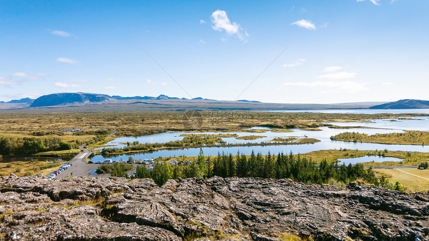 前往冰岛位于廷韦利尔September公园的山谷角上空图片