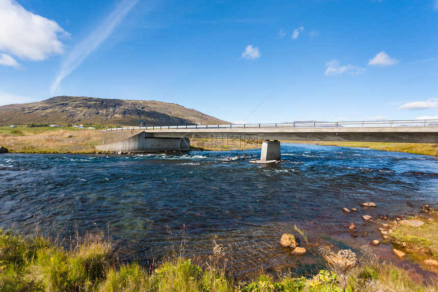 前往冰岛9月在Laugarvatnsvegur路的Bruara河大桥图片
