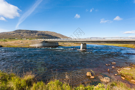 前往冰岛9月在Laugarvatnsvegur路的Bruara河大桥图片