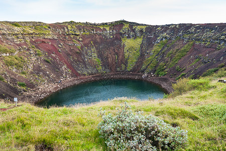 前往冰岛与Kerith湖交接的古老火山坑高清图片