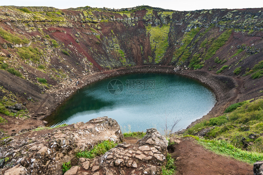 前往冰岛在七月傍晚火山坑中Kerid湖上空图片