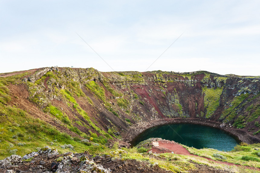 前往冰岛秋夜在火山坑中看到Kerid湖图片