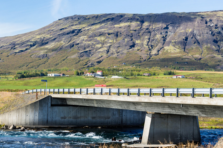 前往冰岛秋季劳加瓦滕斯维格尔路布鲁拉河大桥景观图片