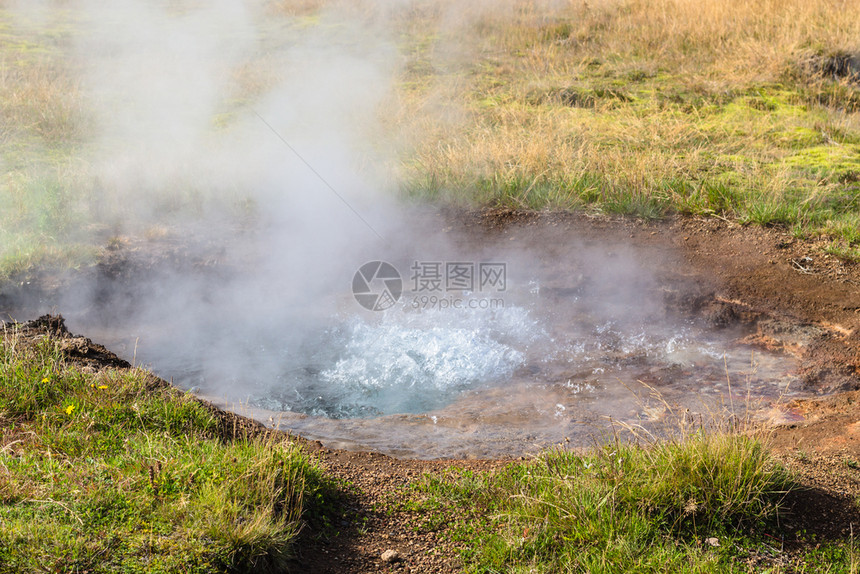 去冰岛旅游九月份在Haukadalur山谷的小间歇泉池图片