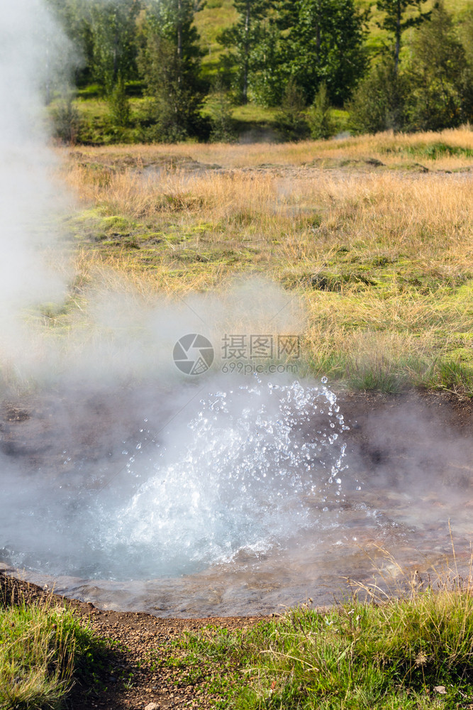 前往冰岛旅行位于Haukadalur河谷September的小喷泉图片