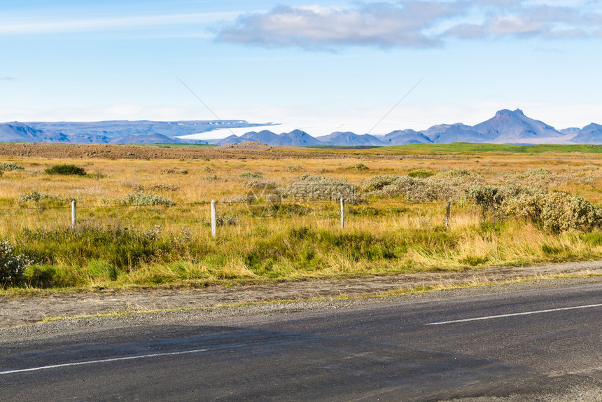 前往冰岛秋天在Gullfos瀑布附近的Biskupststungnabraut公路附近牧场图片