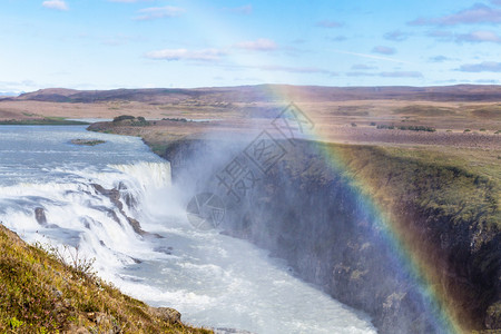前往冰岛的旅程位于奥尔福萨河峡谷的古尔弗斯瀑布上的彩虹图片