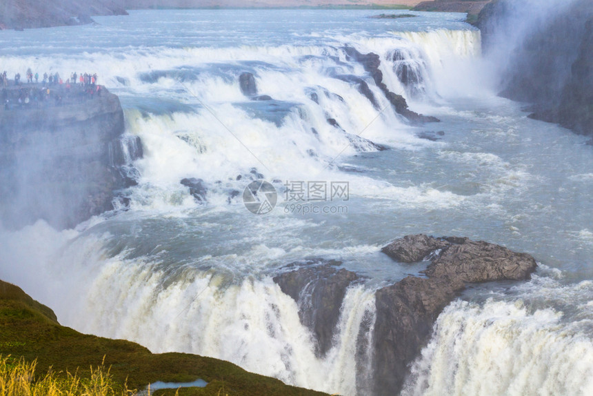 前往冰岛秋天从峡谷边缘流出Gullfos瀑布的景象图片