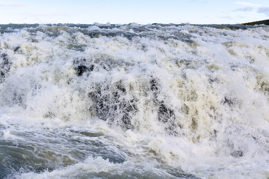 前往冰岛秋天Gullfos瀑布中紧闭的快速水流上图片