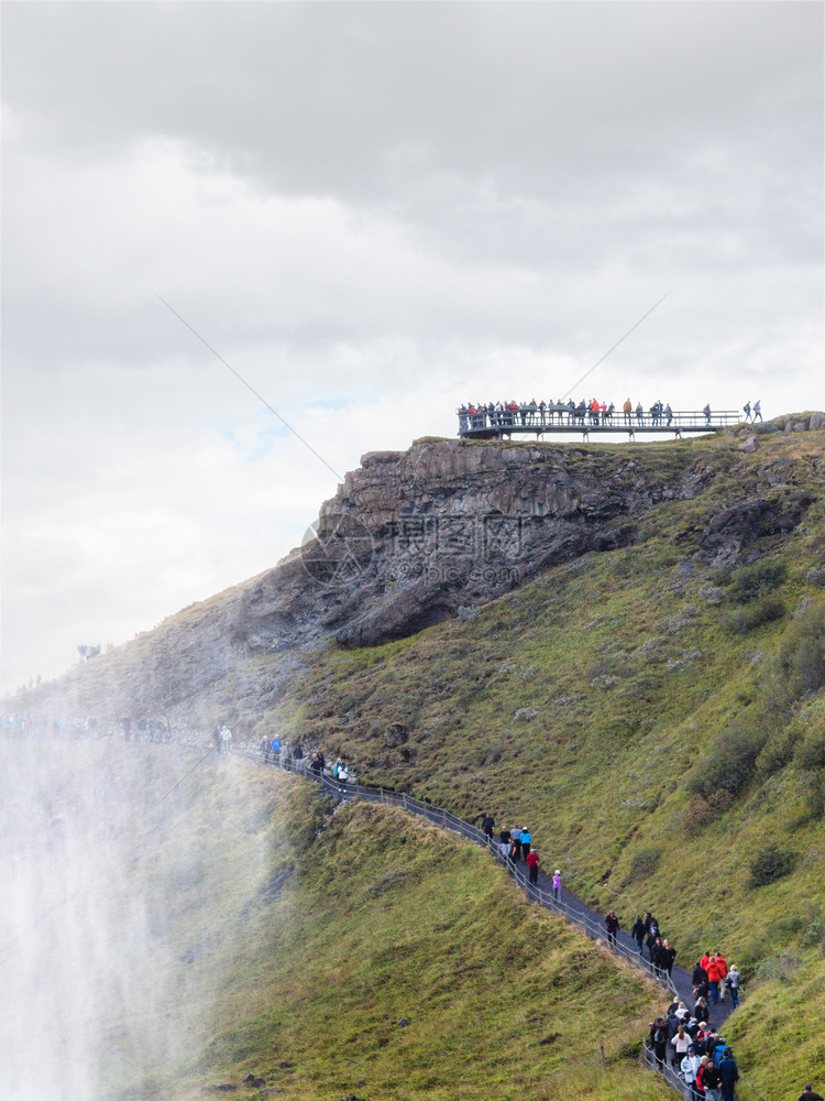 前往冰岛人们在路上对古尔弗斯瀑布在七月的持观点图片