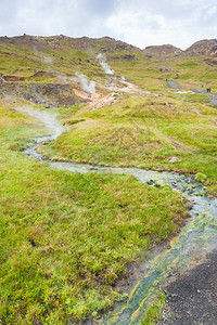 前往冰岛9月在Hveragerdi温泉河径地区的间歇泉和热水流图片