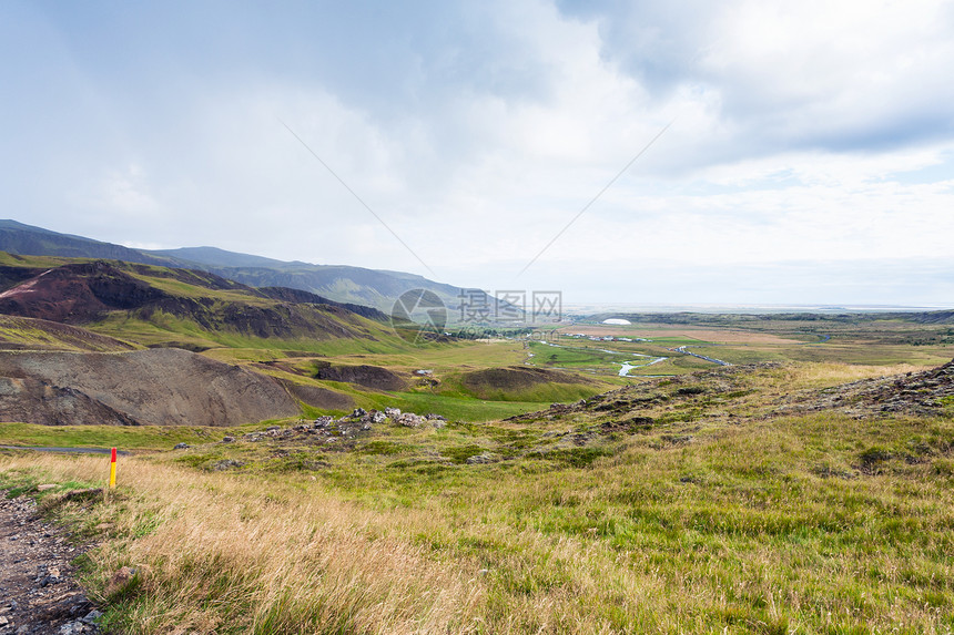 前往冰岛位于塞普坦贝尔的Hveragerdi温泉河轨迹地区的山图片