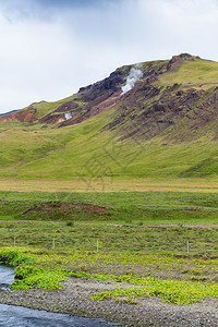 9月前往冰岛赫韦拉格迪温泉河径地区的山坡图片