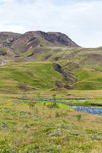 九月前往冰岛赫韦拉格迪温泉河径地区的山坡图片