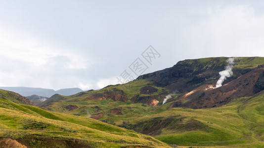 9月前往冰岛赫韦拉格迪温泉河径地区的山脉图片