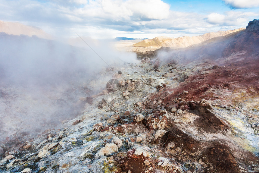 前往冰岛高地区Fjellabak自然保护区Landmannalaugar地区的温泉图片