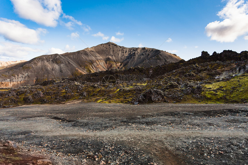 前往冰岛高地区Fjellabak自然保护区Landmannalaugar地区的Laugharaun熔岩场附近的火山图片