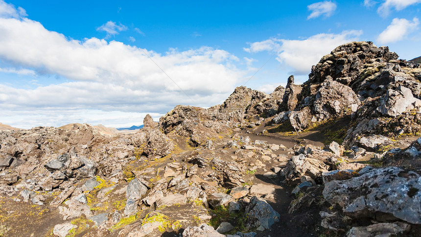 前往冰岛高地区Fjellabak自然保护区Landmannalaugar地区的Laughahraun熔岩场火山坡间通道图片