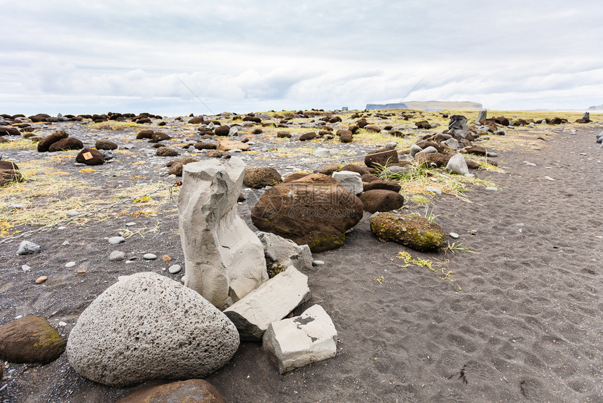 前往冰岛秋天在KatlaGeopark大西洋南海岸的VikIMyrdal村附近Reynisfjara火山海滩上的岩石和头图片