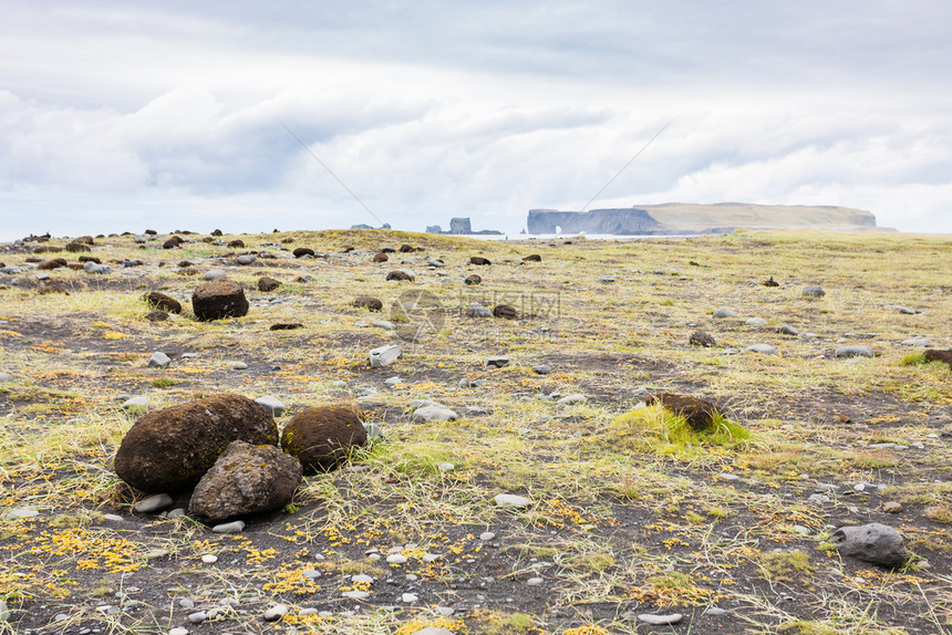 去冰岛旅游九月从卡特拉地质公园大西洋南岸的维克米达尔村俯瞰海洋海岸和戴罗莱半岛图片