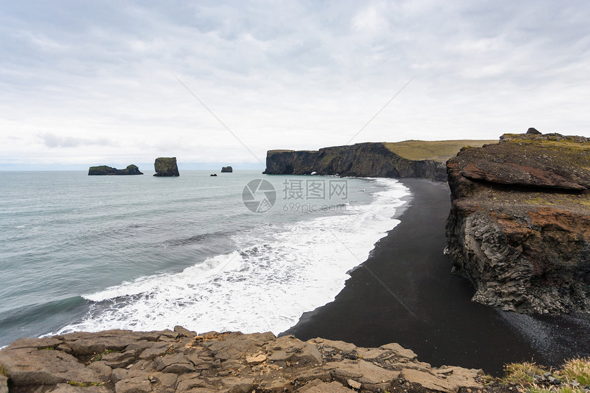 前往冰岛九月在卡特拉地质公园从大西洋南岸VikIMyrdal村附近的视角观看Kirkjufjara海滩和Dyrholaeycap图片
