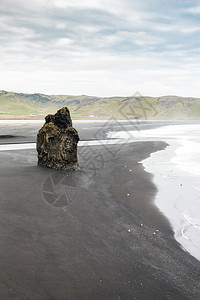 前往冰岛上图是九月卡特拉地质公园大西洋南岸维克一米达尔村附近的柯克朱菲亚拉海滩和雷尼斯菲亚拉海滩上的火山岩背景