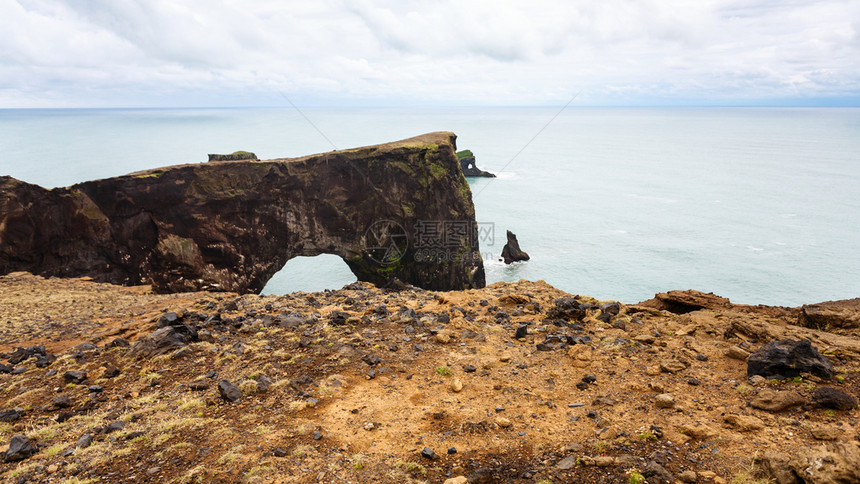 前往冰岛参观位于塞普坦贝尔KatlaGearpark的大西洋南海岸VikIMyrdal村附近的Dyrholaey角上的熔岩拱门图片