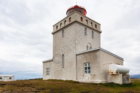 灯塔顶部去冰岛旅游9月在卡特拉地质公园的大西洋南岸的维克米尔达尔村附近戴尔霍莱耶尔维特灯塔在戴尔霍莱伊半岛的外部背景