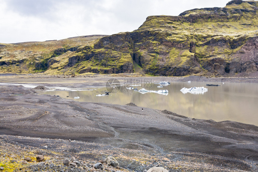 前往冰岛在大西洋南岸KatlaGeopark的Solhemajajokol冰川Mirdalsjokull冰盖南川舌头中行走的道路图片