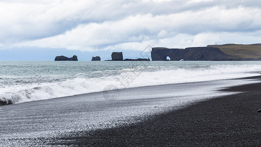 卡戴珊前往冰岛雷尼斯菲亚拉黑沙滩和冰岛的戴罗雷岬靠近大西洋南岸卡特拉地质公园的维克米达尔村背景