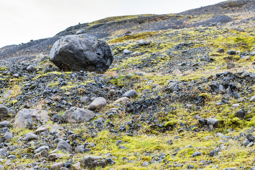前往冰岛位于冰岛南大西洋KatlaGeopark的Solhemajajokol冰川谷Mirdalsjokul冰盖南川舌头的石块图片