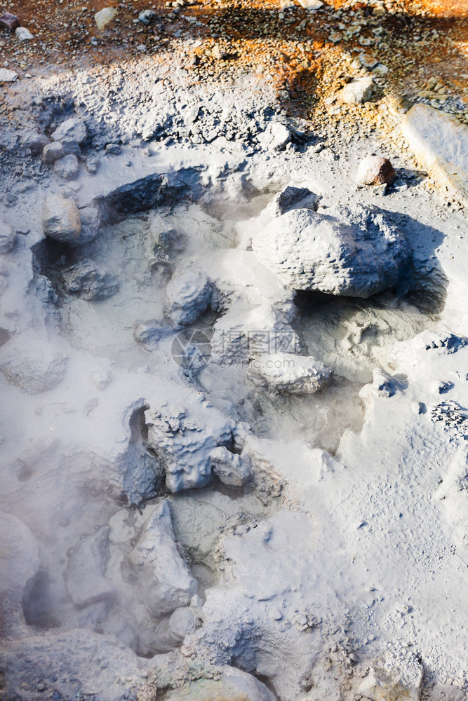 前往冰岛南半雷克贾内斯卡吉雷克雅内斯半岛塞普滕贝的Krysuvik地热区雷克贾内斯卡吉雷克雅内斯半岛的泥土酸石图片