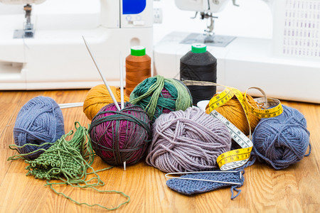 缝针活编织材料桌上线和背景缝纫机图片
